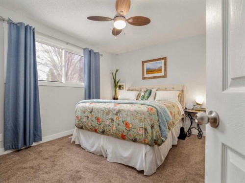 1707 Lakemount Boulevard South, Lethbridge, AB - Indoor Photo Showing Bedroom