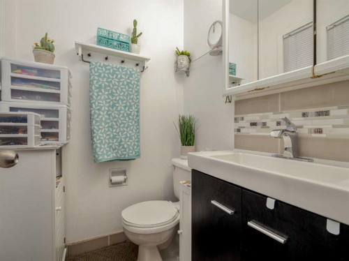 1707 Lakemount Boulevard South, Lethbridge, AB - Indoor Photo Showing Bathroom