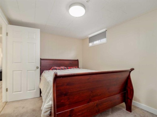 1707 Lakemount Boulevard South, Lethbridge, AB - Indoor Photo Showing Bedroom