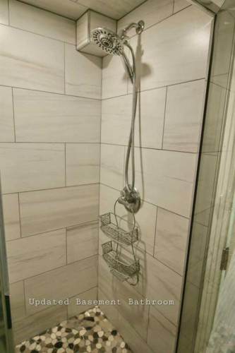 1707 Lakemount Boulevard South, Lethbridge, AB - Indoor Photo Showing Bathroom