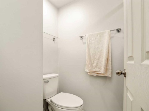 1707 Lakemount Boulevard South, Lethbridge, AB - Indoor Photo Showing Bathroom