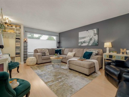 1707 Lakemount Boulevard South, Lethbridge, AB - Indoor Photo Showing Living Room