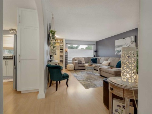 1707 Lakemount Boulevard South, Lethbridge, AB - Indoor Photo Showing Living Room