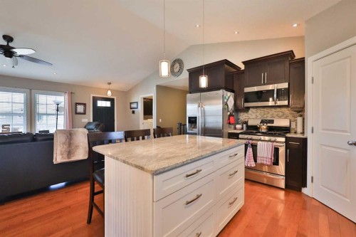 320 S 200 W, Raymond, AB - Indoor Photo Showing Kitchen