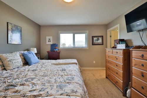 320 S 200 W, Raymond, AB - Indoor Photo Showing Bedroom