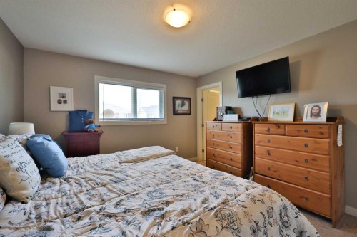 320 S 200 W, Raymond, AB - Indoor Photo Showing Bedroom