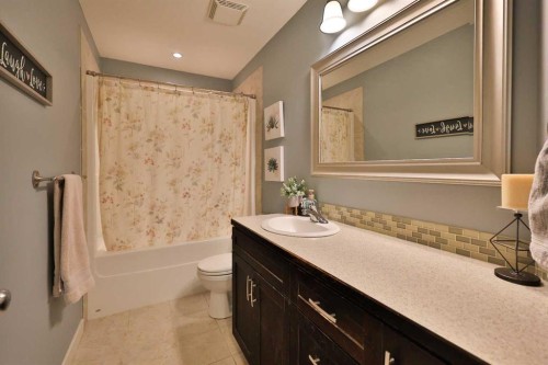 320 S 200 W, Raymond, AB - Indoor Photo Showing Bathroom