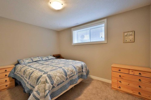 320 S 200 W, Raymond, AB - Indoor Photo Showing Bedroom