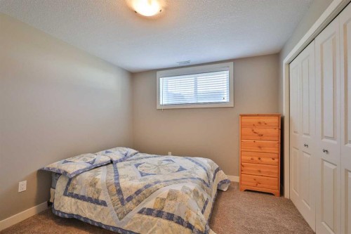 320 S 200 W, Raymond, AB - Indoor Photo Showing Bedroom