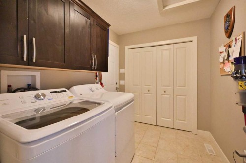 320 S 200 W, Raymond, AB - Indoor Photo Showing Laundry Room