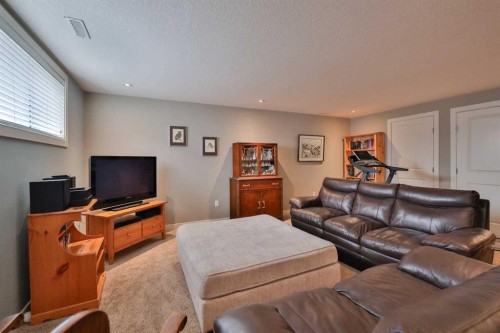 320 S 200 W, Raymond, AB - Indoor Photo Showing Living Room