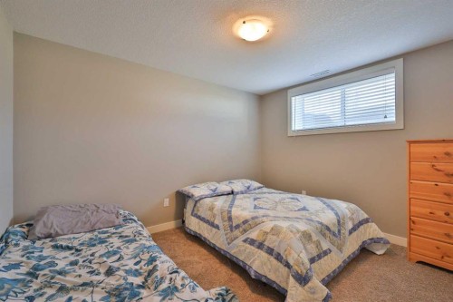 320 S 200 W, Raymond, AB - Indoor Photo Showing Bedroom