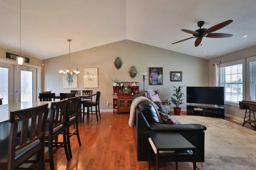 320 S 200 W, Raymond, AB - Indoor Photo Showing Other Room