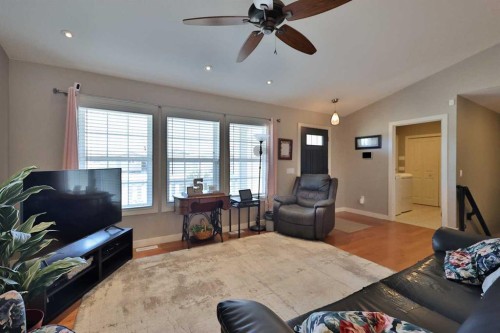 320 S 200 W, Raymond, AB - Indoor Photo Showing Living Room