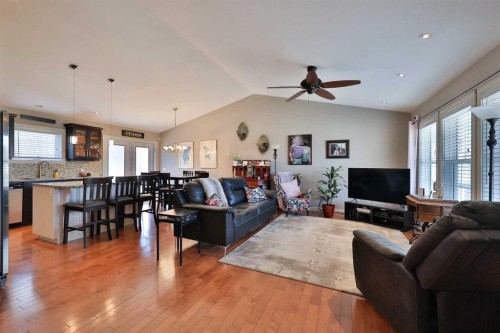 320 S 200 W, Raymond, AB - Indoor Photo Showing Living Room