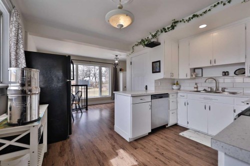 54 S 200 W, Raymond, AB - Indoor Photo Showing Kitchen