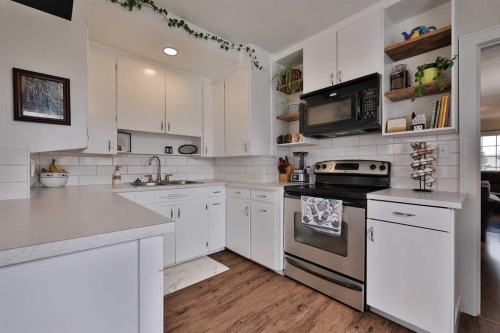 54 S 200 W, Raymond, AB - Indoor Photo Showing Kitchen