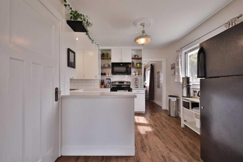 54 S 200 W, Raymond, AB - Indoor Photo Showing Kitchen