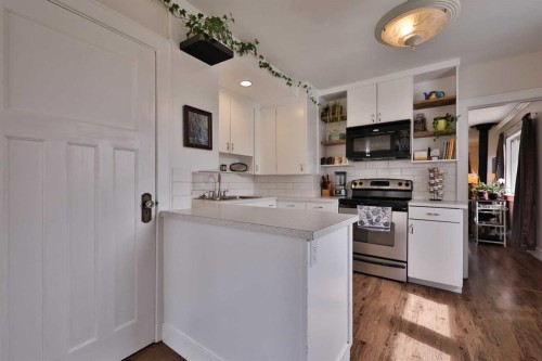 54 S 200 W, Raymond, AB - Indoor Photo Showing Kitchen