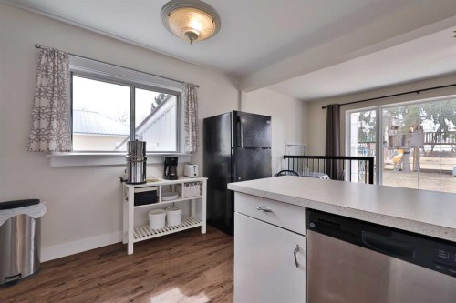 54 S 200 W, Raymond, AB - Indoor Photo Showing Kitchen