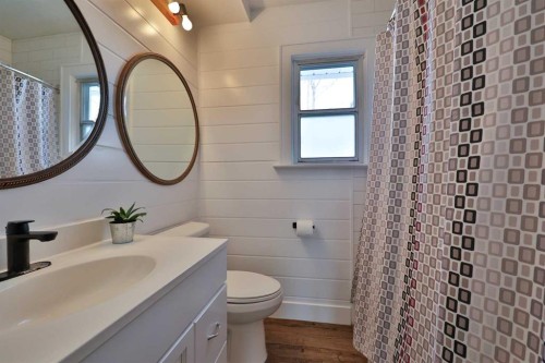 54 S 200 W, Raymond, AB - Indoor Photo Showing Bathroom