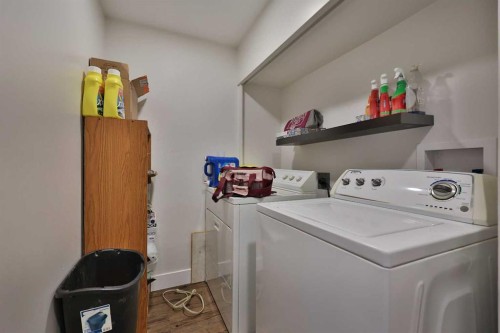 54 S 200 W, Raymond, AB - Indoor Photo Showing Laundry Room
