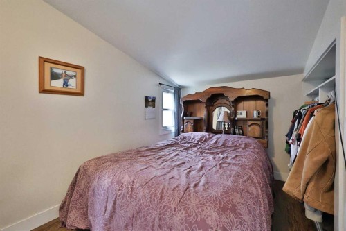 54 S 200 W, Raymond, AB - Indoor Photo Showing Bedroom