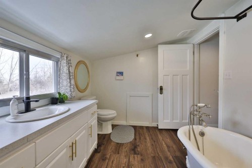 54 S 200 W, Raymond, AB - Indoor Photo Showing Bathroom