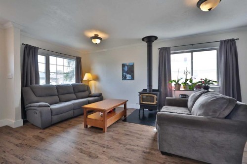 54 S 200 W, Raymond, AB - Indoor Photo Showing Living Room