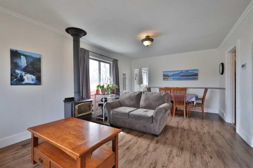 54 S 200 W, Raymond, AB - Indoor Photo Showing Living Room