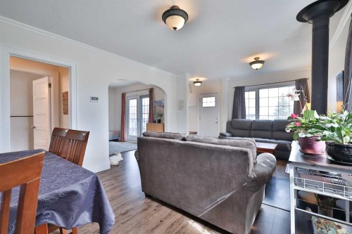 54 S 200 W, Raymond, AB - Indoor Photo Showing Living Room