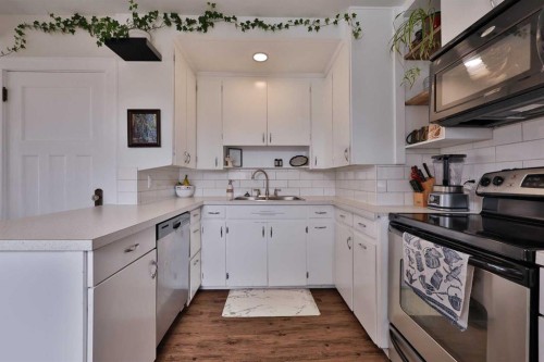 54 S 200 W, Raymond, AB - Indoor Photo Showing Kitchen With Double Sink