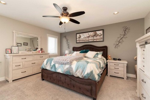 129 Sixmile Bend South, Lethbridge, AB - Indoor Photo Showing Bedroom