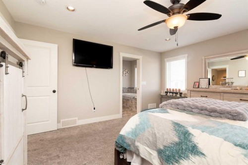129 Sixmile Bend South, Lethbridge, AB - Indoor Photo Showing Bedroom