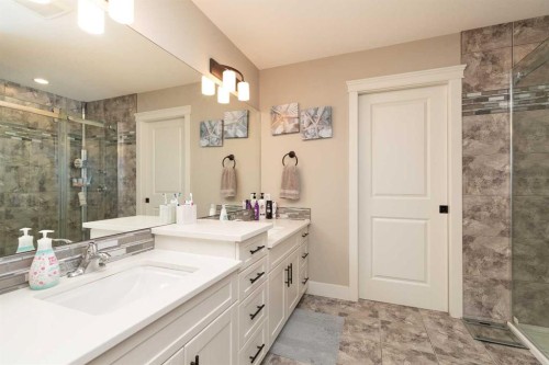 129 Sixmile Bend South, Lethbridge, AB - Indoor Photo Showing Bathroom