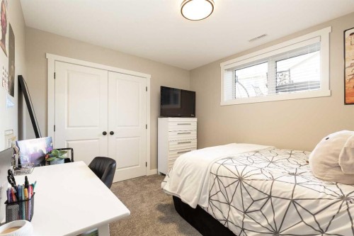 129 Sixmile Bend South, Lethbridge, AB - Indoor Photo Showing Bedroom