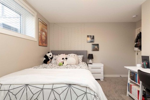 129 Sixmile Bend South, Lethbridge, AB - Indoor Photo Showing Bedroom