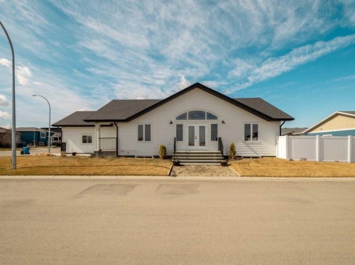 604 Parkside Green  Coaldale, AB T1M 0E8