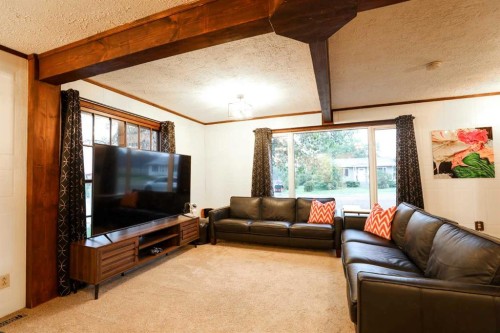 108 3 Street, Warner, AB - Indoor Photo Showing Living Room