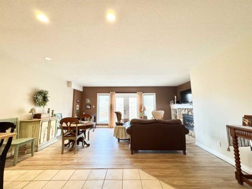 2-373 Canyon Boulevard West, Lethbridge, AB - Indoor Photo Showing Living Room