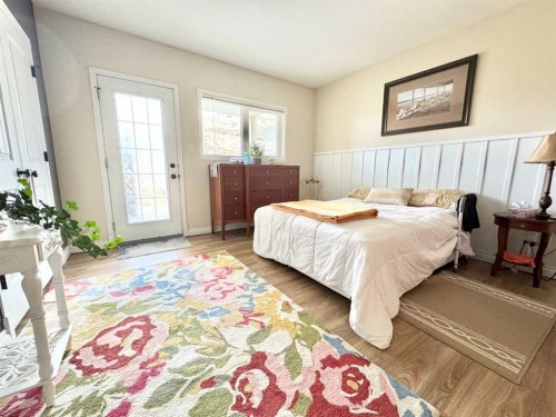 2-373 Canyon Boulevard West, Lethbridge, AB - Indoor Photo Showing Bedroom