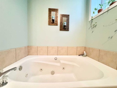 2-373 Canyon Boulevard West, Lethbridge, AB - Indoor Photo Showing Bathroom