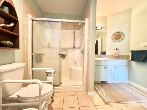 2-373 Canyon Boulevard West, Lethbridge, AB - Indoor Photo Showing Bathroom