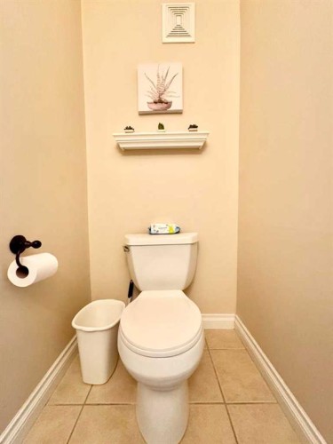 2-373 Canyon Boulevard West, Lethbridge, AB - Indoor Photo Showing Bathroom