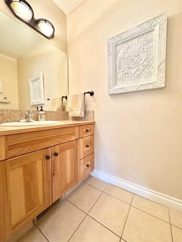 2-373 Canyon Boulevard West, Lethbridge, AB - Indoor Photo Showing Bathroom