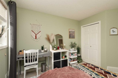 4405 Lake Drive, Coalhurst, AB - Indoor Photo Showing Bedroom