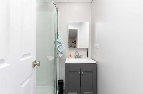 4405 Lake Drive, Coalhurst, AB - Indoor Photo Showing Bathroom