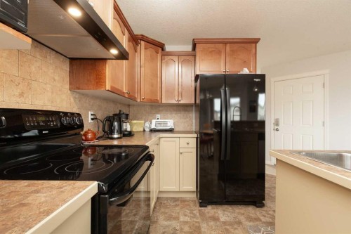 4405 Lake Drive, Coalhurst, AB - Indoor Photo Showing Kitchen