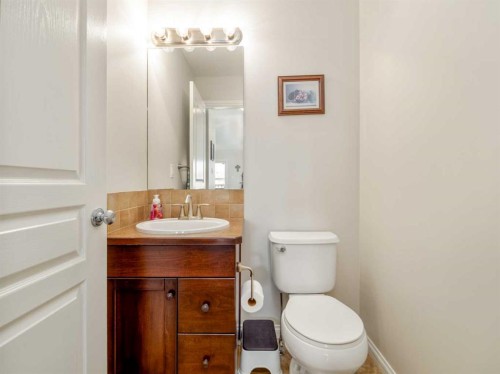 1601 Coalbanks Boulevard West, Lethbridge, AB - Indoor Photo Showing Bathroom