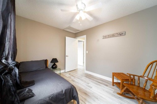 839 37 Avenue, Edmonton, AB - Indoor Photo Showing Bedroom